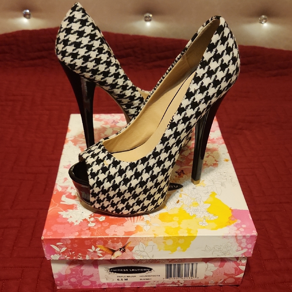 Chinese Laundry Black and White Houndstooth 5.5" Heels